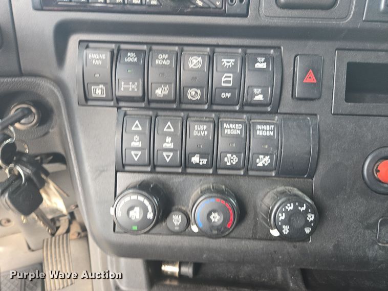 image for item DW1859 2018 International LT625 semi truck