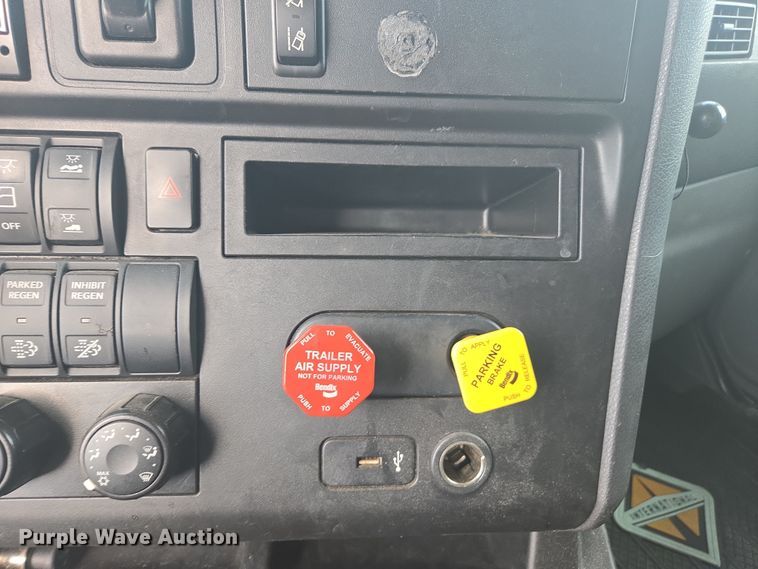 image for item DW1859 2018 International LT625 semi truck