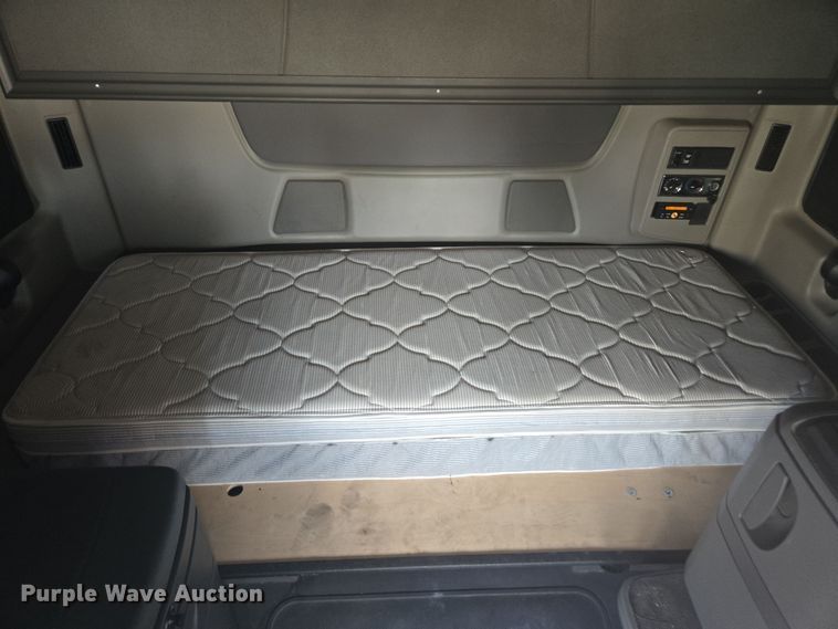 image for item DW1859 2018 International LT625 semi truck