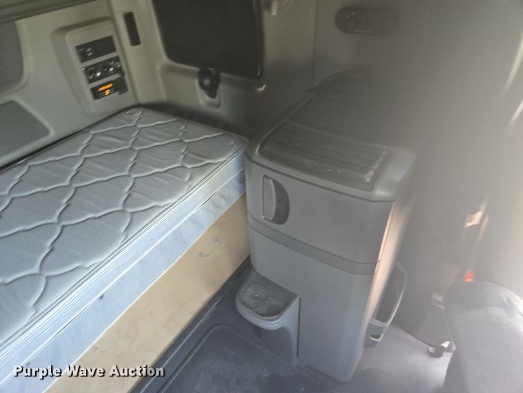 image for item DW1859 2018 International LT625 semi truck