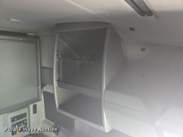 image for item DW1859 2018 International LT625 semi truck