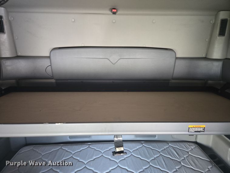 image for item DW1859 2018 International LT625 semi truck