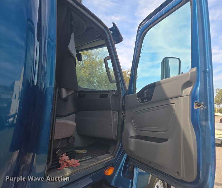image for item DW1859 2018 International LT625 semi truck