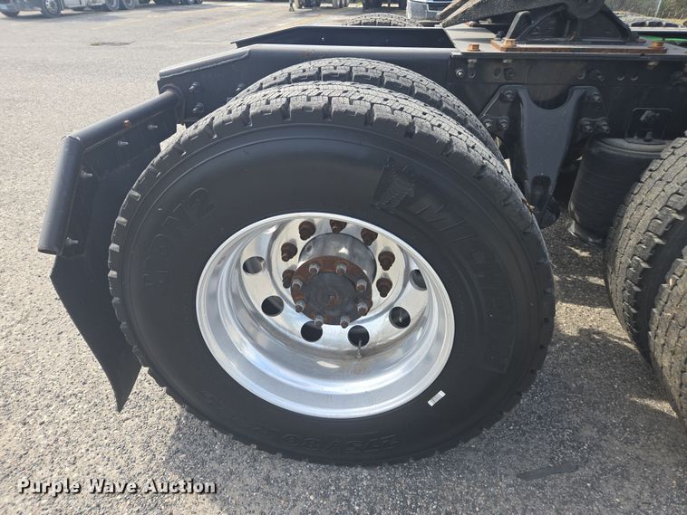 image for item DW1859 2018 International LT625 semi truck