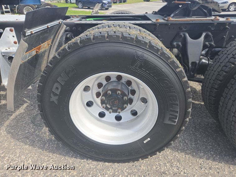 image for item DW1859 2018 International LT625 semi truck