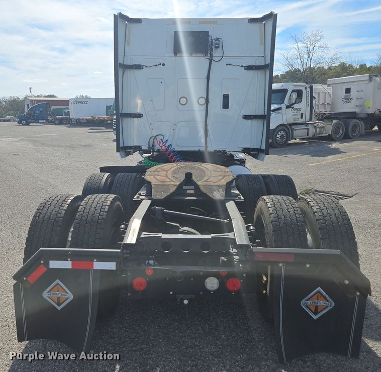 image for item DW1860 2018 International LT625 semi truck