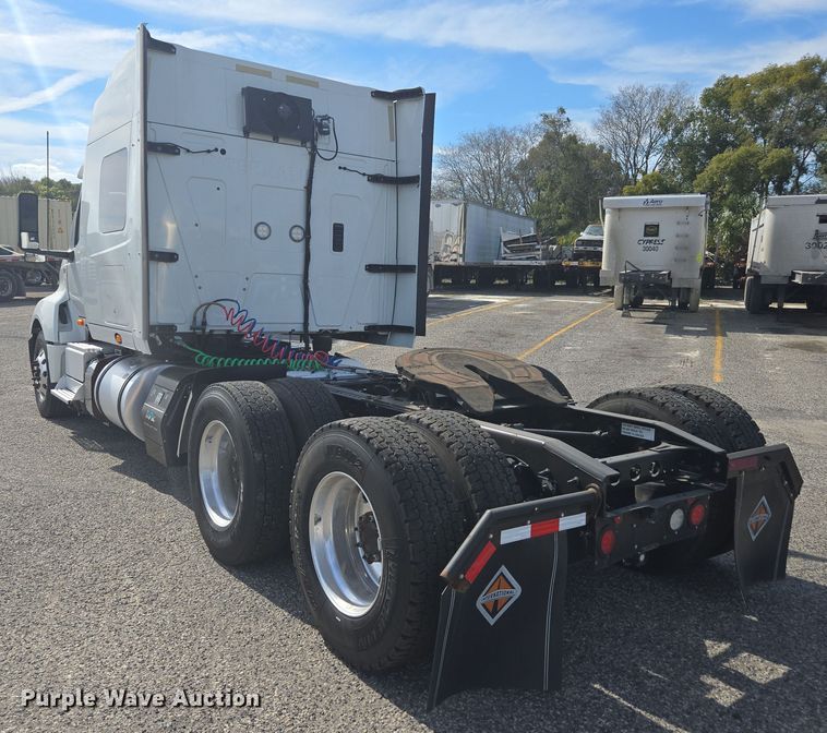 image for item DW1860 2018 International LT625 semi truck