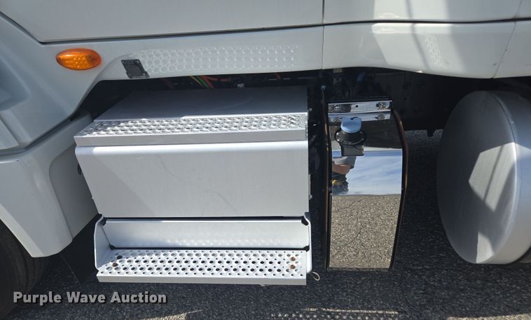 image for item DW1860 2018 International LT625 semi truck