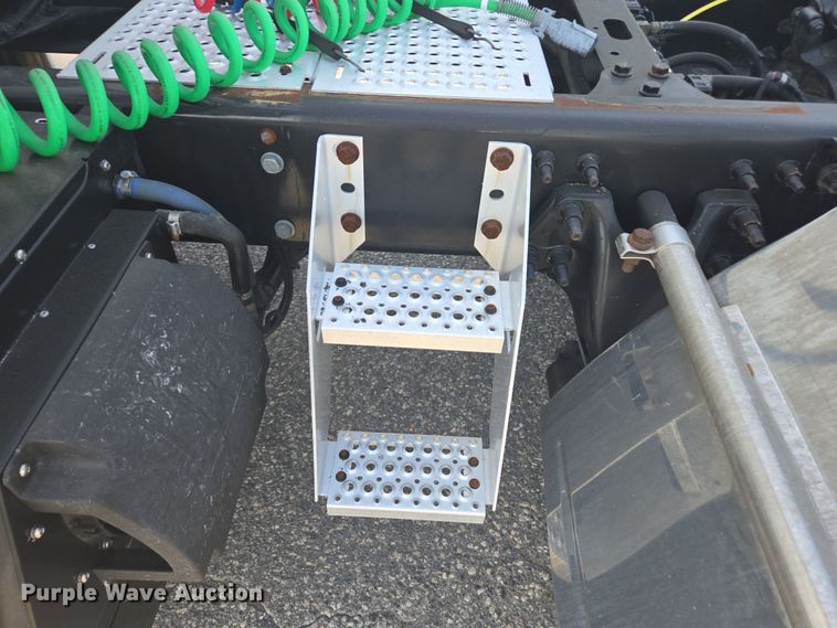 image for item DW1860 2018 International LT625 semi truck