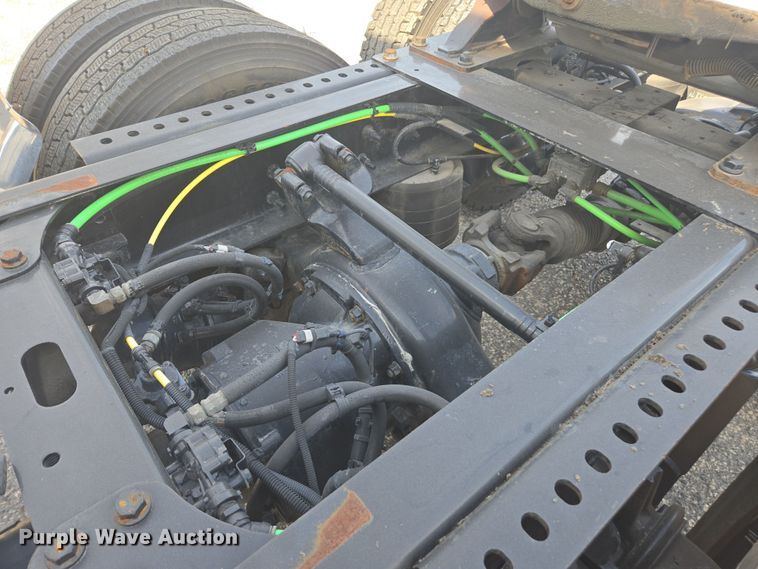 image for item DW1860 2018 International LT625 semi truck