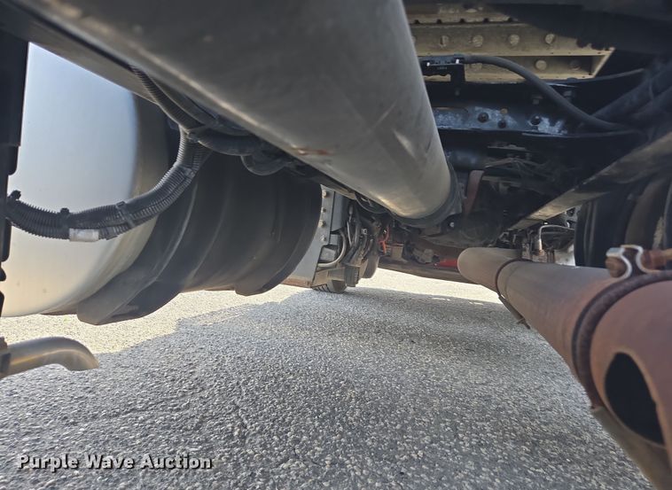 image for item DW1860 2018 International LT625 semi truck