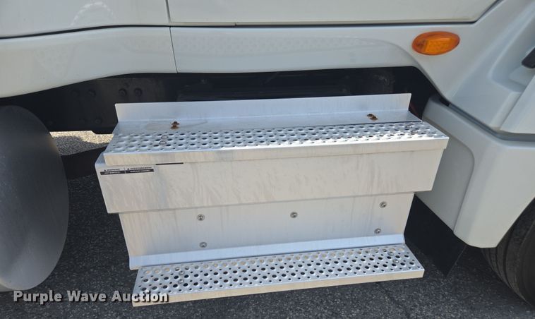 image for item DW1860 2018 International LT625 semi truck