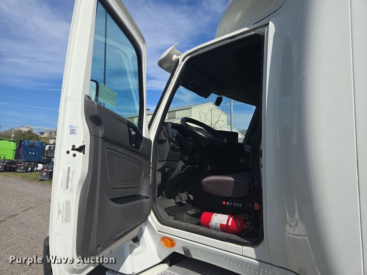 image for item DW1860 2018 International LT625 semi truck