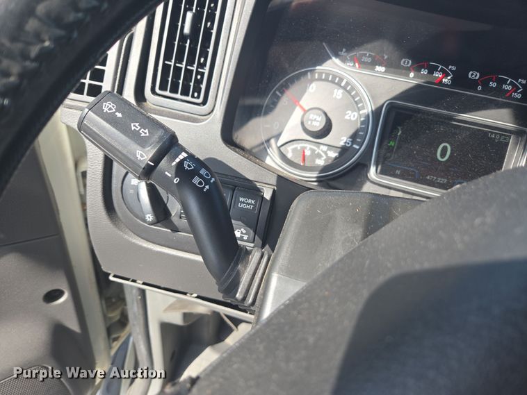 image for item DW1860 2018 International LT625 semi truck