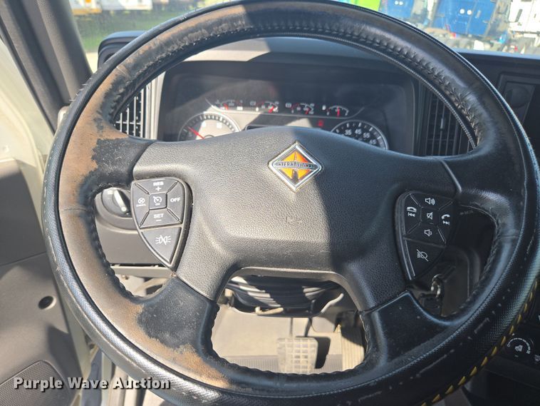 image for item DW1860 2018 International LT625 semi truck