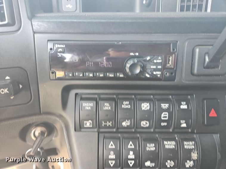 image for item DW1860 2018 International LT625 semi truck