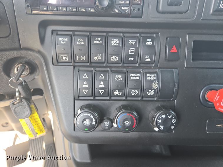 image for item DW1860 2018 International LT625 semi truck