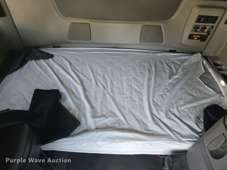 image for item DW1860 2018 International LT625 semi truck