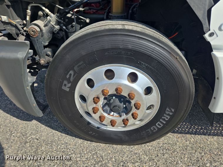 image for item DW1860 2018 International LT625 semi truck