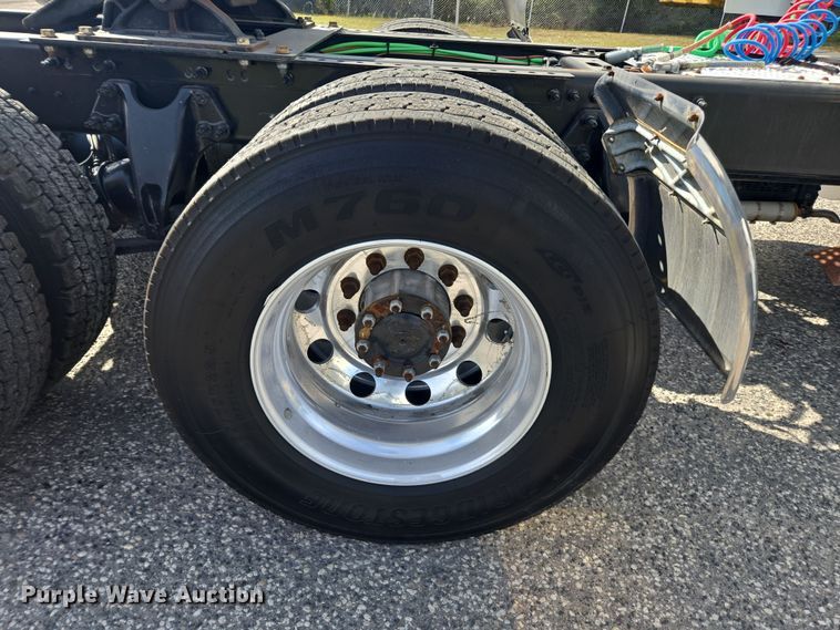 image for item DW1860 2018 International LT625 semi truck