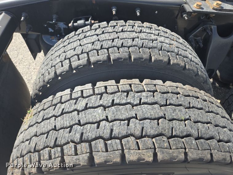 image for item DW1860 2018 International LT625 semi truck