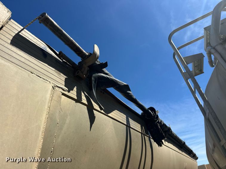 image for item DW5086 2004 Everlite end dump trailer