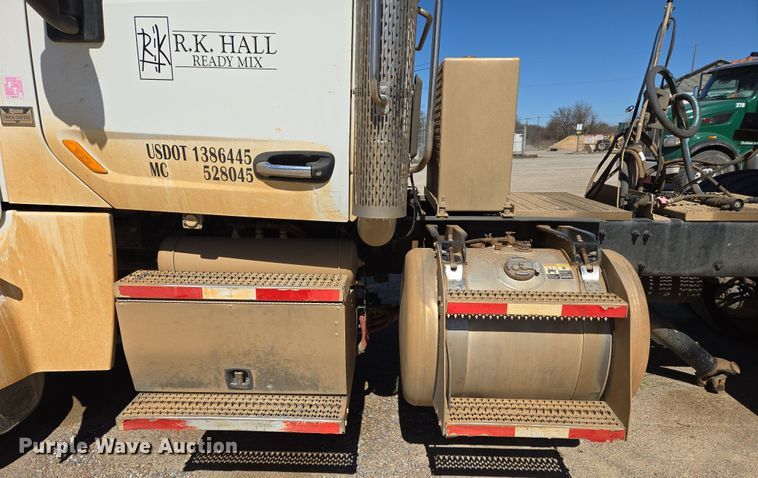 image for item DW8512 2018 Peterbilt 567 semi truck