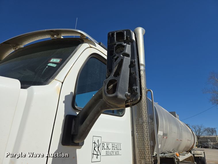 image for item DW8512 2018 Peterbilt 567 semi truck