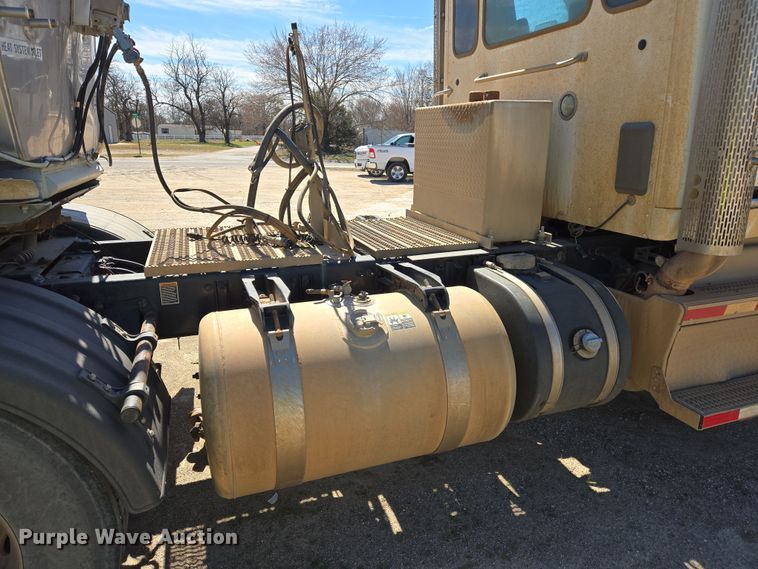 image for item DW8512 2018 Peterbilt 567 semi truck