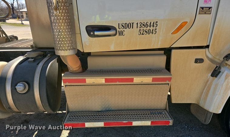 image for item DW8512 2018 Peterbilt 567 semi truck