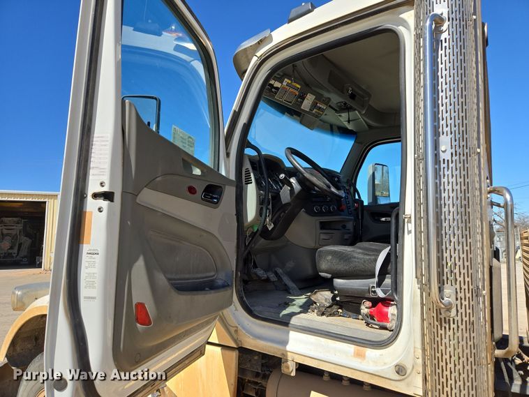 image for item DW8512 2018 Peterbilt 567 semi truck