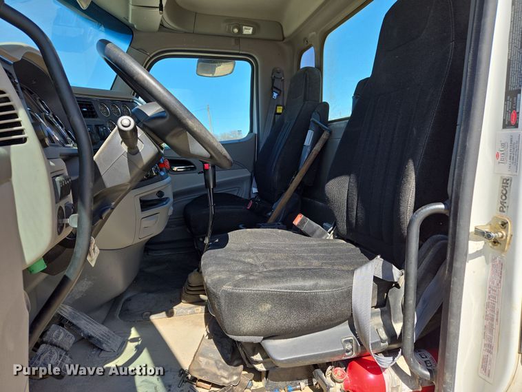 image for item DW8512 2018 Peterbilt 567 semi truck