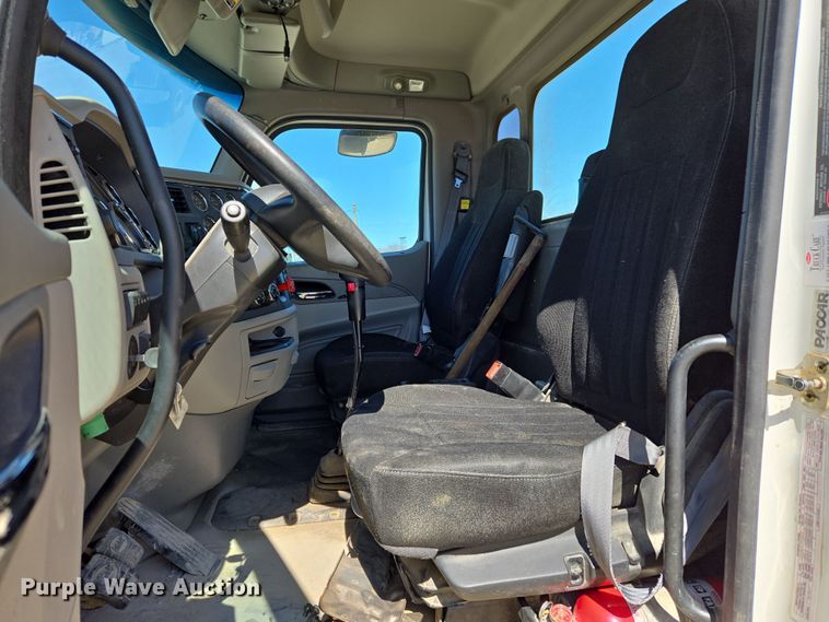 image for item DW8512 2018 Peterbilt 567 semi truck