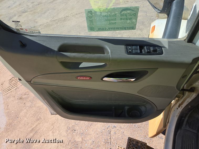 image for item DW8512 2018 Peterbilt 567 semi truck