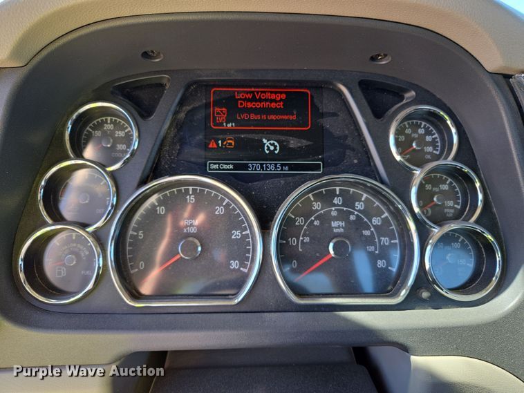 image for item DW8512 2018 Peterbilt 567 semi truck