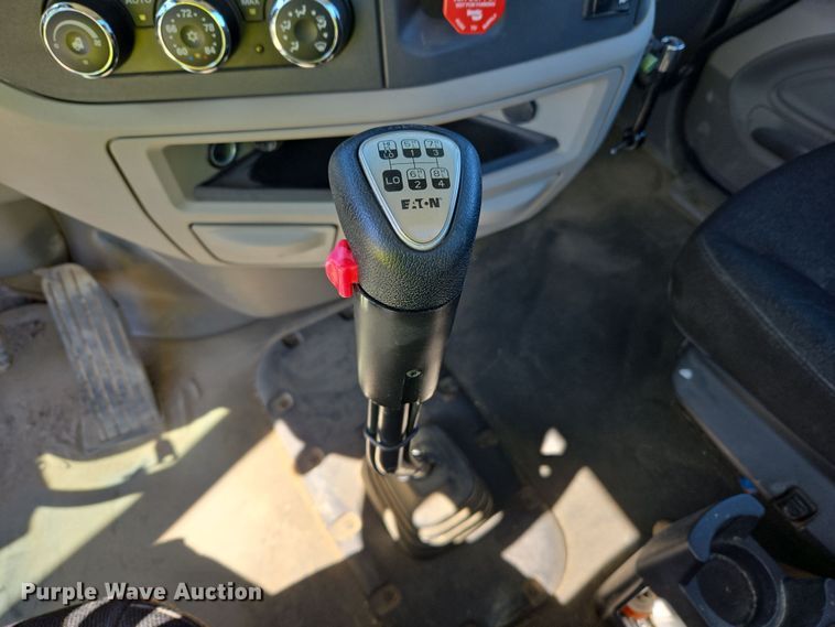 image for item DW8512 2018 Peterbilt 567 semi truck