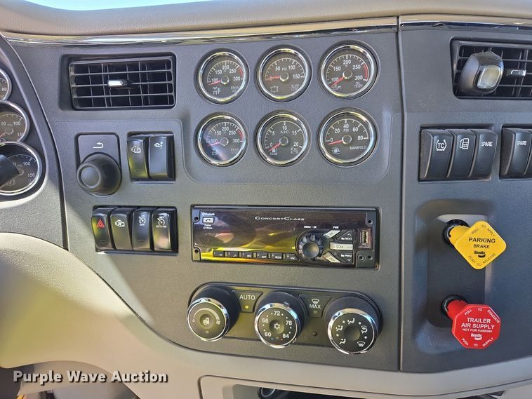 image for item DW8512 2018 Peterbilt 567 semi truck