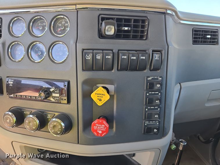 image for item DW8512 2018 Peterbilt 567 semi truck