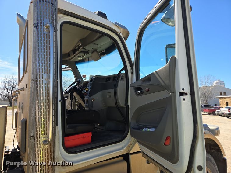 image for item DW8512 2018 Peterbilt 567 semi truck