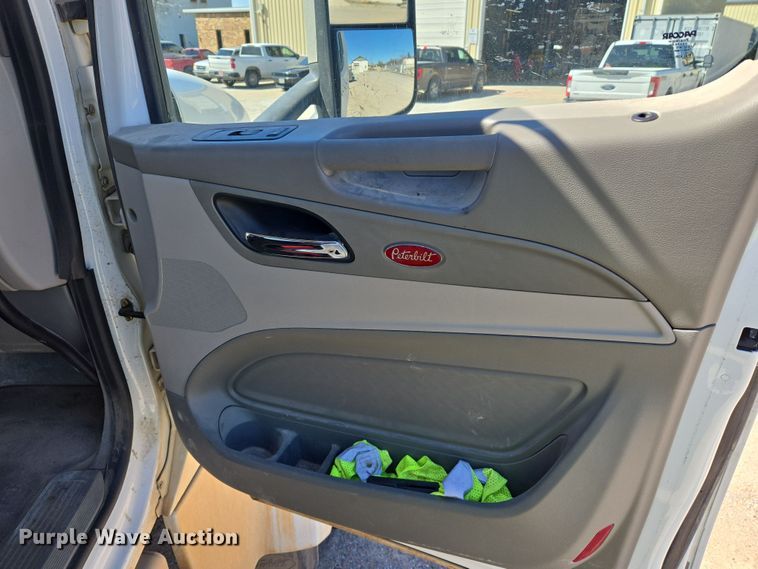 image for item DW8512 2018 Peterbilt 567 semi truck