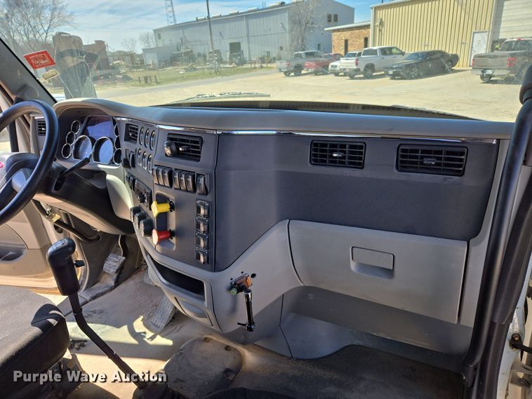 image for item DW8512 2018 Peterbilt 567 semi truck
