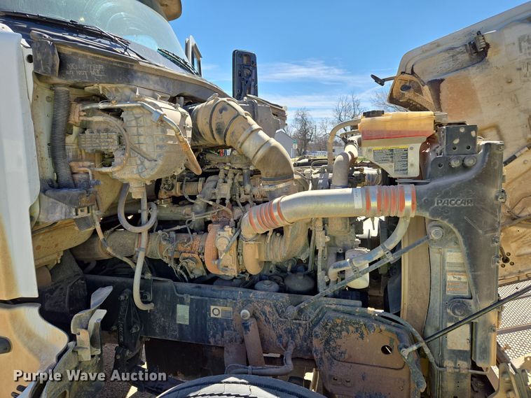 image for item DW8512 2018 Peterbilt 567 semi truck