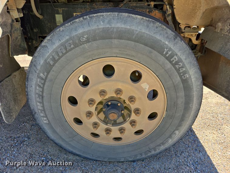 image for item DW8512 2018 Peterbilt 567 semi truck