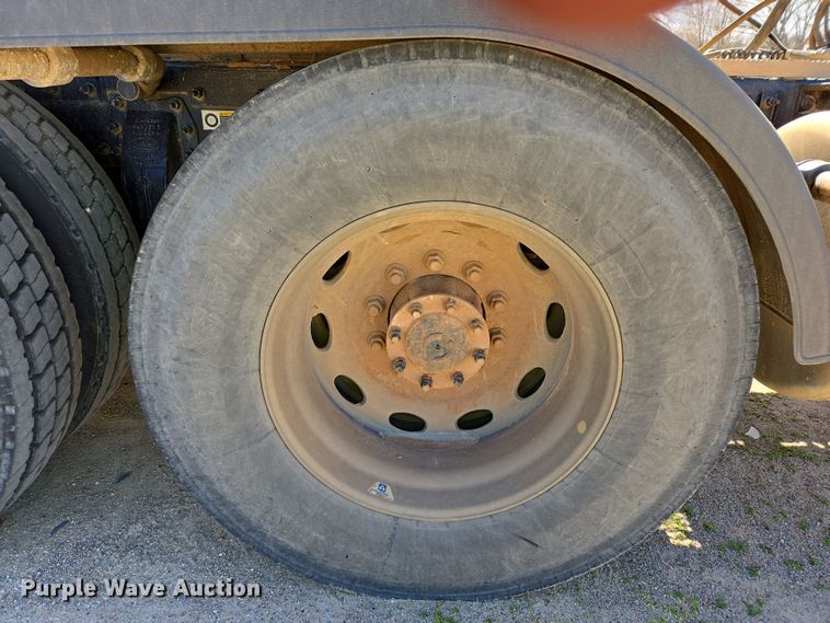 image for item DW8512 2018 Peterbilt 567 semi truck