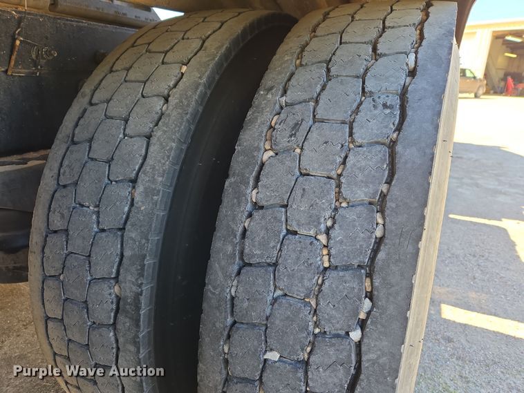 image for item DW8512 2018 Peterbilt 567 semi truck