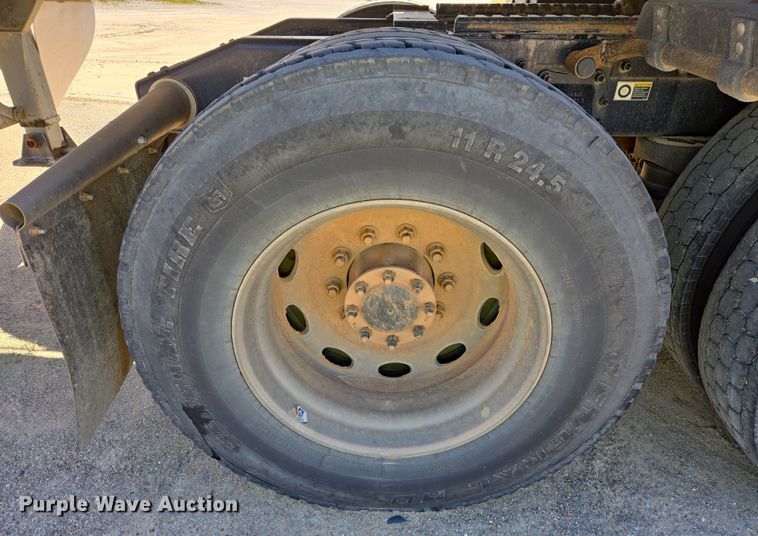 image for item DW8512 2018 Peterbilt 567 semi truck