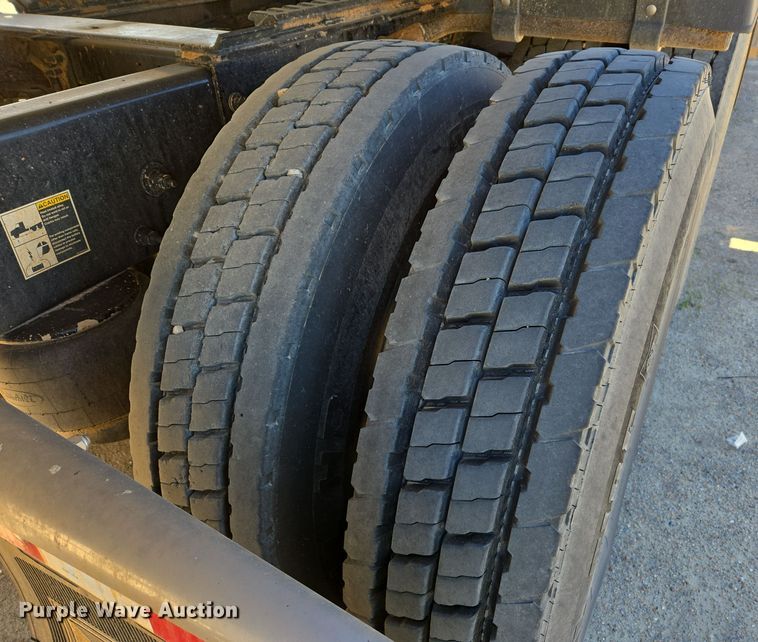 image for item DW8512 2018 Peterbilt 567 semi truck