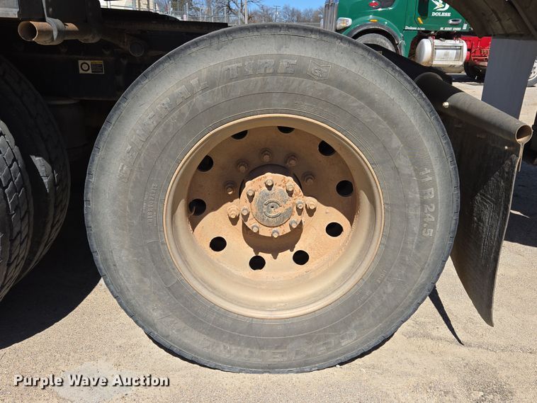 image for item DW8512 2018 Peterbilt 567 semi truck