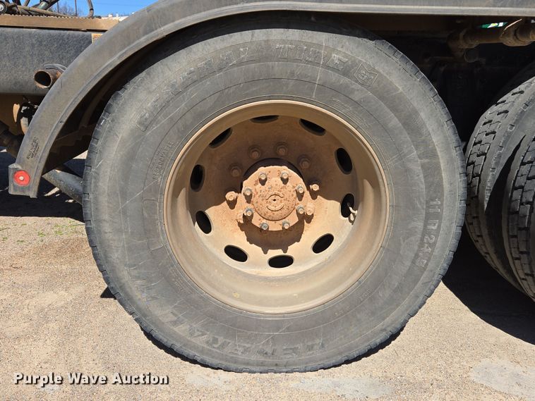 image for item DW8512 2018 Peterbilt 567 semi truck