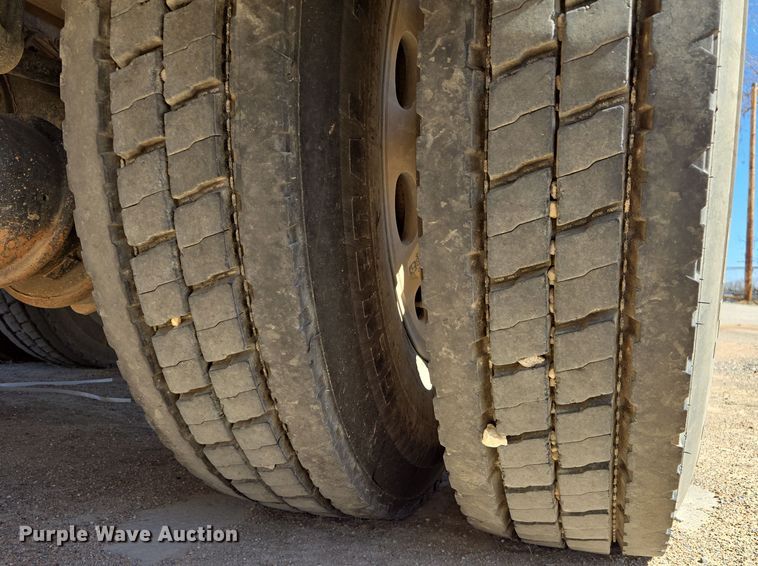 image for item DW8512 2018 Peterbilt 567 semi truck